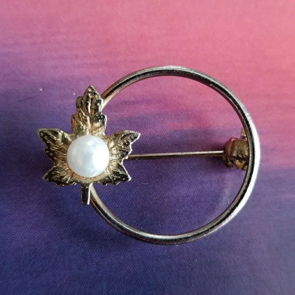 Vintage brooch leaf circle small pin faux pearl gold tone classic nature